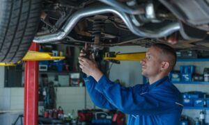 Dingmans-mechanic-fixing-a-Honda-Certified-Collision-Repair